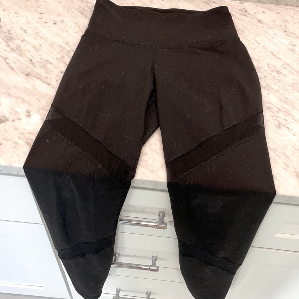 Black Old Navy Workout Leggings with Mesh Cutouts